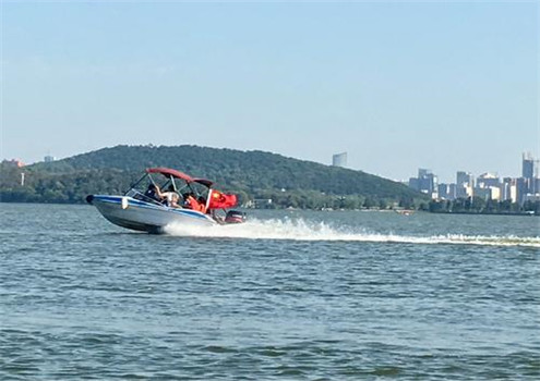 水上快艇